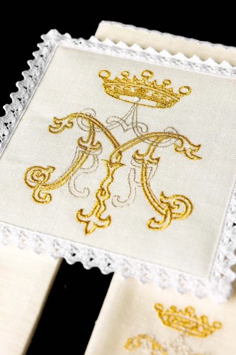 Biały lniany komplet kielichowy ze złotym monogramem Maryi i koroną – widok główny