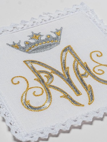 Lniany komplet bielizny kielichowej ze złotym monogramem Maryi – widok kompletu