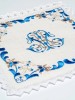 Lniany komplet bielizny kielichowej z błękitnym monogramem Maryi w ramie – widok kompletu