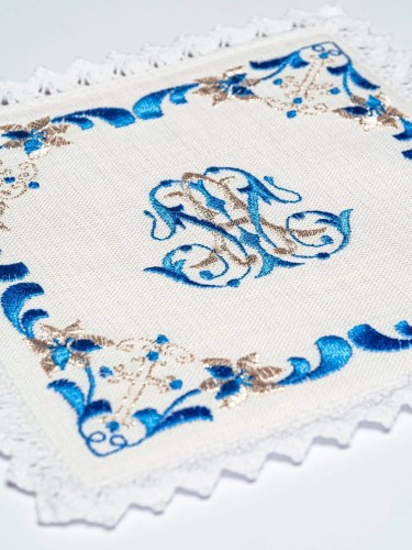 Lniany komplet bielizny kielichowej z błękitnym monogramem Maryi w ramie – widok kompletu