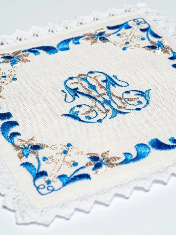 Lniany komplet bielizny kielichowej z błękitnym monogramem Maryi w ramie – widok kompletu