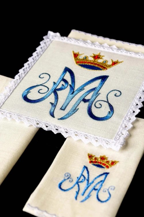 Lniany komplet bielizny kielichowej z błękitnym monogramem Maryi i koroną – palka i elementy zestawu