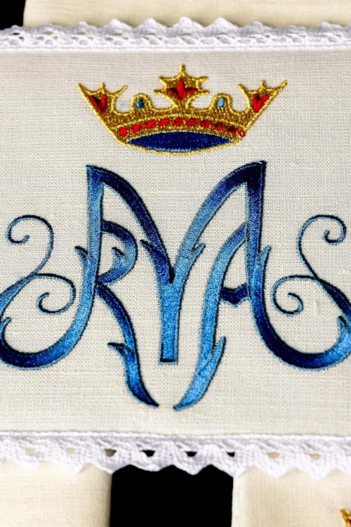 Lniany komplet bielizny kielichowej z błękitnym monogramem Maryi i koroną – zbliżenie haftu