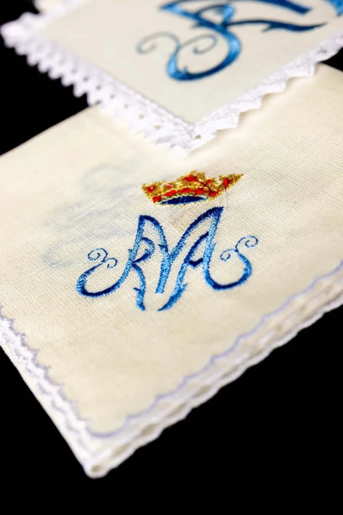 Lniany komplet bielizny kielichowej z błękitnym monogramem Maryi i koroną – detal palki