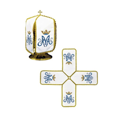Maryjny welon na puszkę biały 24 cm z koroną – zbliżenie haftu niebieski monogram maryjny z koroną