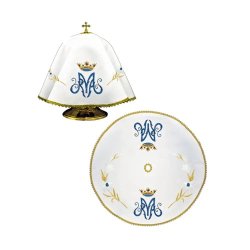 Maryjny welon na puszkę biały okrągły 53 cm – zbliżenie haftu niebieski monogram maryjny z koroną