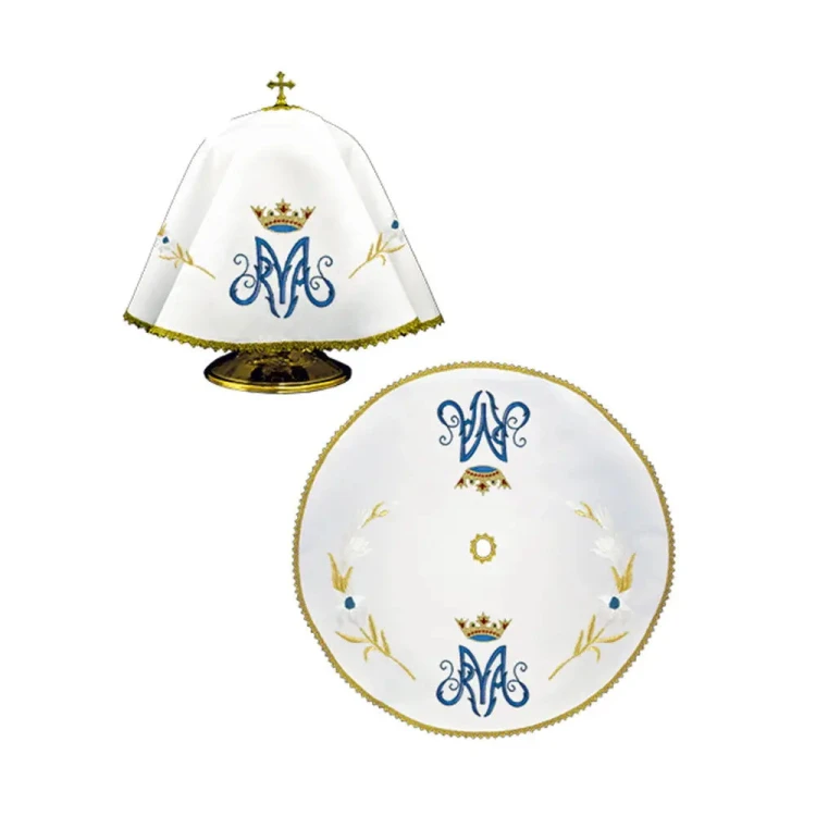Maryjny welon na puszkę biały okrągły 53 cm – zbliżenie haftu niebieski monogram maryjny z koroną