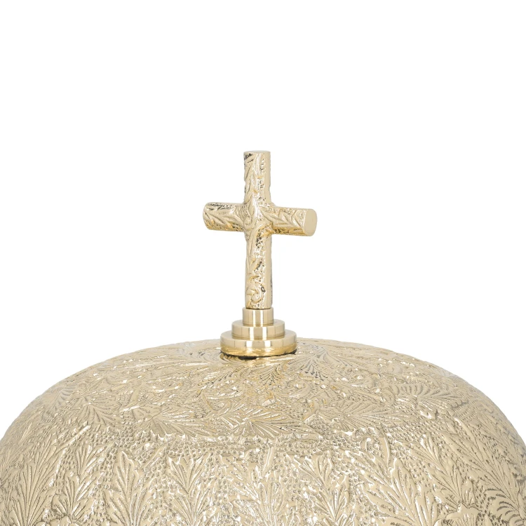 Krzyż wieńczący zdobiony gong liturgiczny – zbliżenie