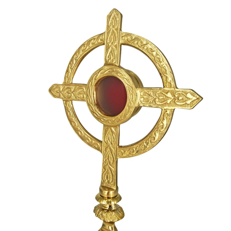 Ornament krzyża i czerwone repozytorium - zbliżenie