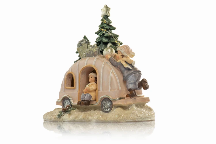 Świąteczne auto LED Favola 16 cm - figurka zimowa - widok ukośny