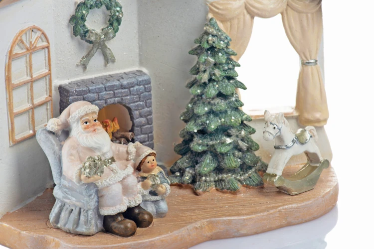Domek świąteczny LED Favola 17 cm - figurka z bateriami - zbliżenie postaci i choinki
