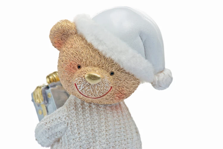 Miś świąteczny z prezentem Favola 13 cm - figurka - zbliżenie twarzy i czapki