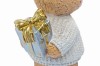 Miś świąteczny z prezentem Favola 13 cm - figurka - zbliżenie prezentu