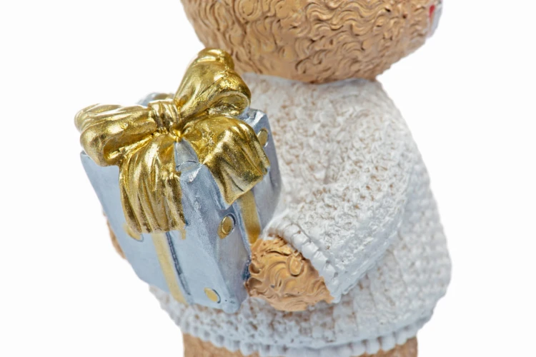 Miś świąteczny z prezentem Favola 13 cm - figurka - zbliżenie prezentu