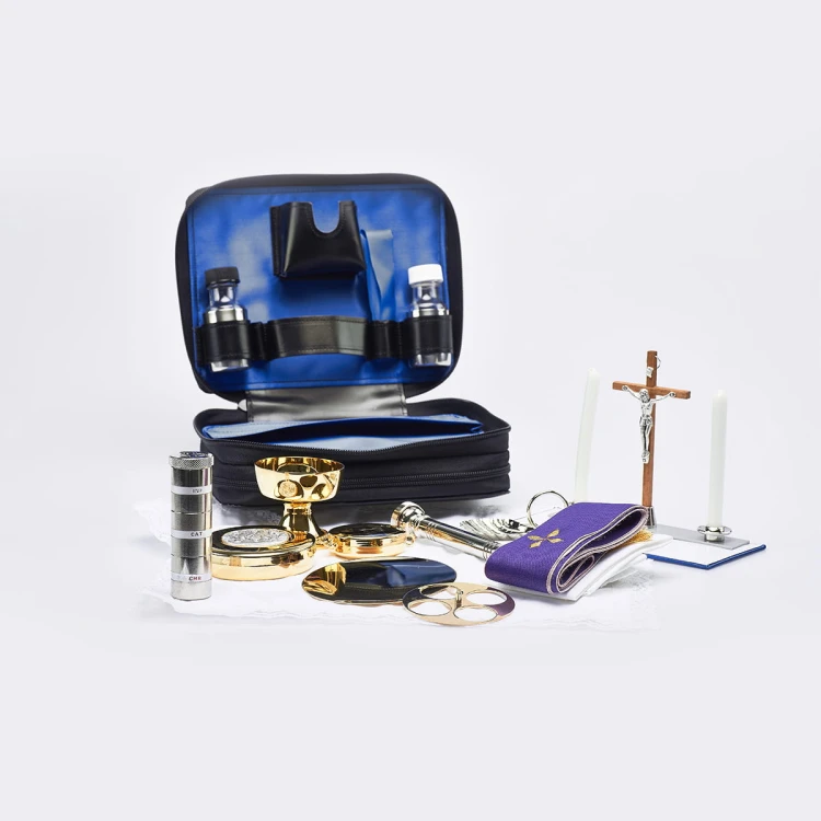 Skórzana walizka liturgiczna z dwiema komorami - naczynia i muszla chrzcielna obok etui