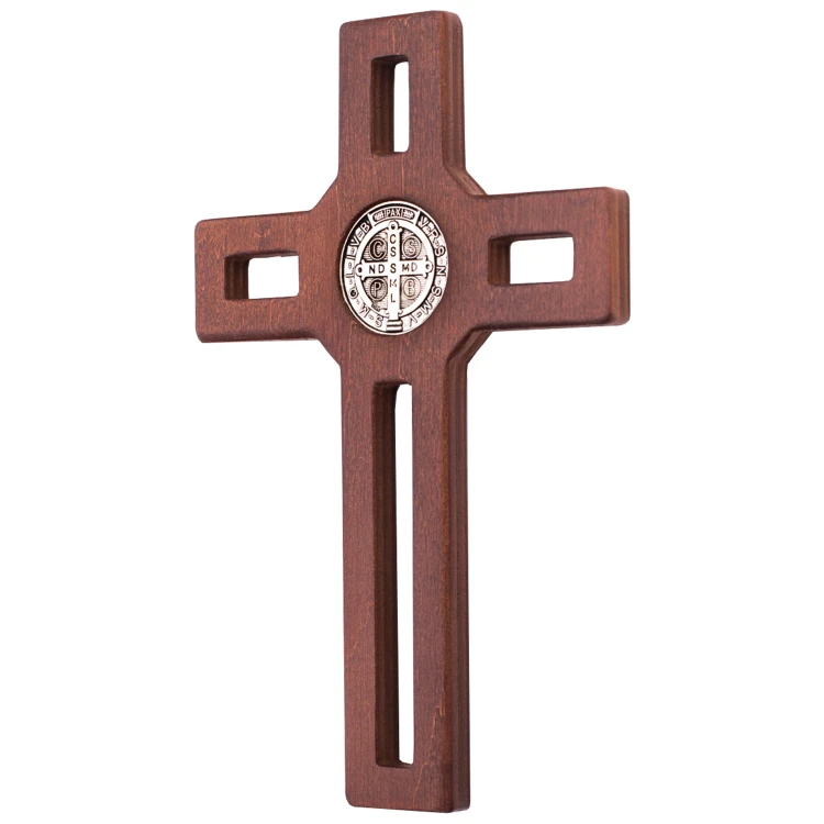 Krzyż drewniany z medalem św. Benedykta