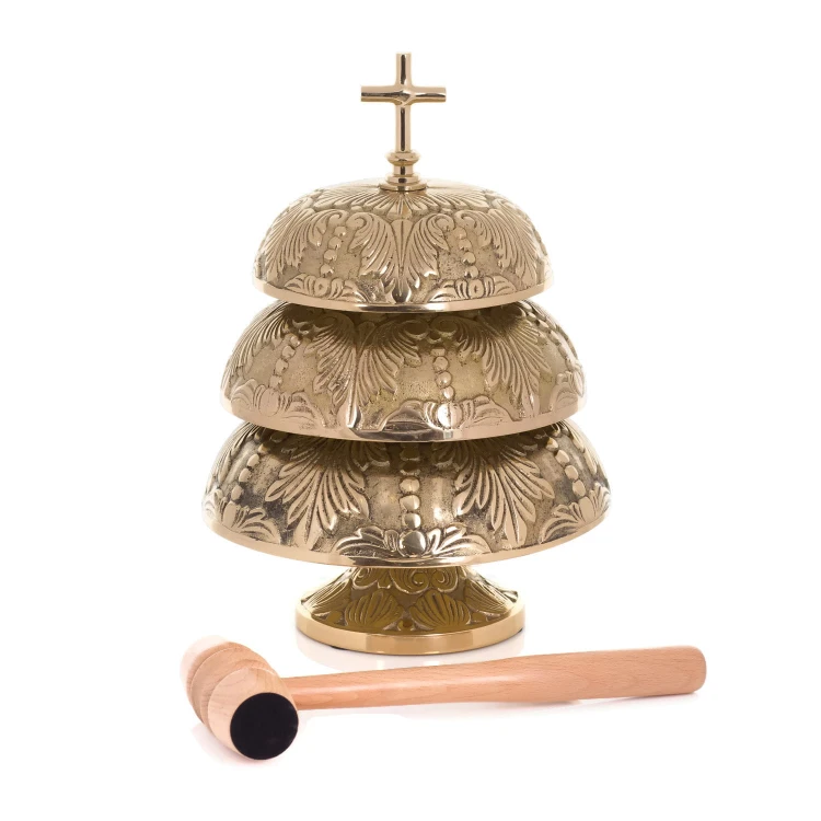 Zdobiony gong mszalny mosiężny, potrójny