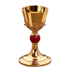 Kielich eucharystyczny z czerwonymi akcentami