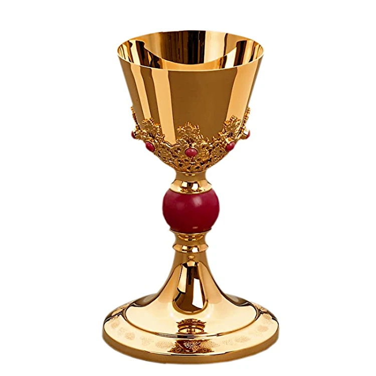 Kielich eucharystyczny z czerwonymi akcentami