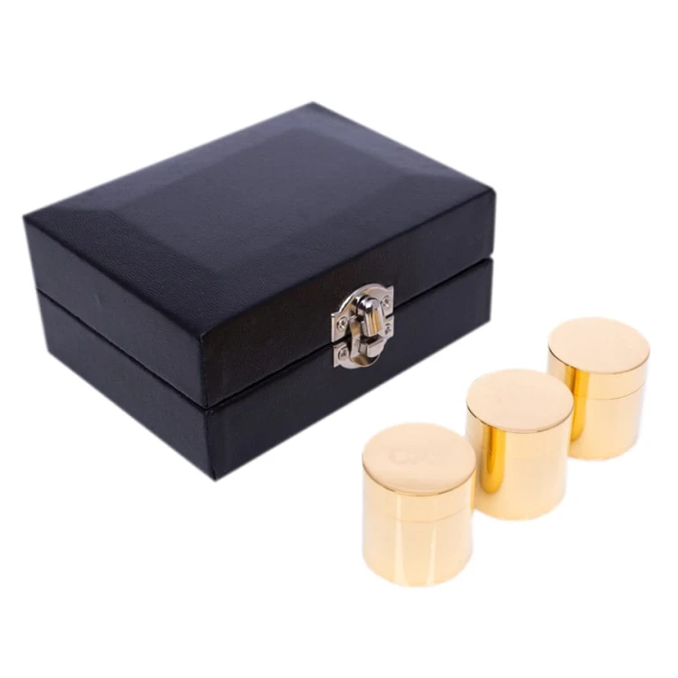 Zestaw pozłacanych naczyń na olej święty