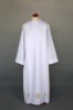 Alba z krzyżami w okrągłych haftowanych ornamentach – widok główny