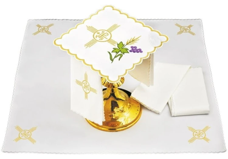 Komplet bielizny kielichowej z symbolami Eucharystycznymi.