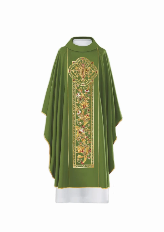 Ornat IHS z bogatymi haftowanymi zdobieniami.