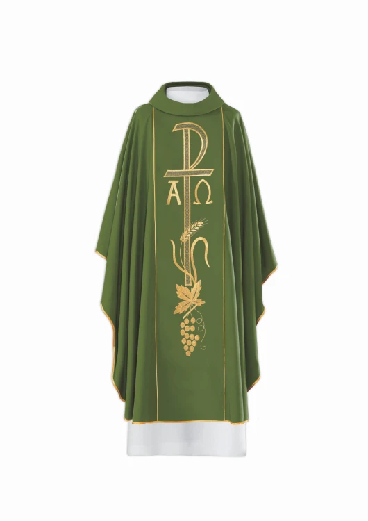 Haftowany ornat z symbolami eucharystycznymi.