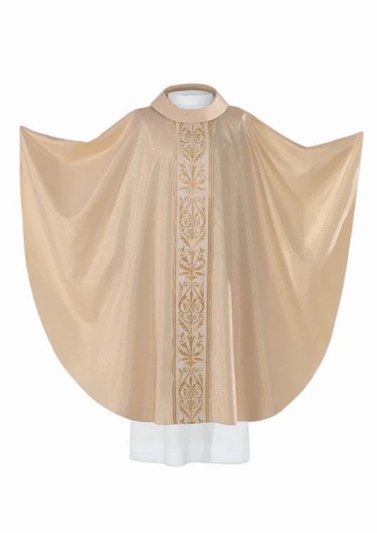 Złoty ornat z haftowanym pasem