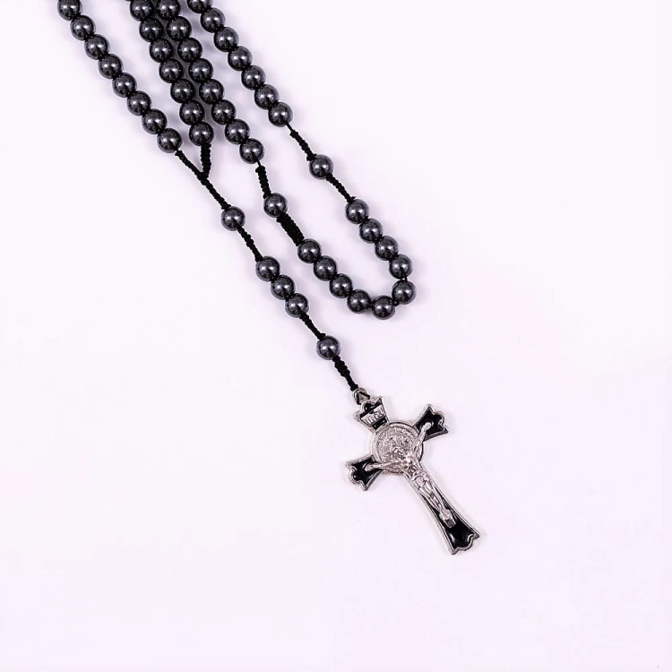 Różaniec hematytowy z krzyżem Św. Benedykta