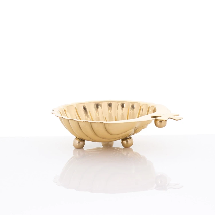 Naczynie na wodę święconą muszla.jpg