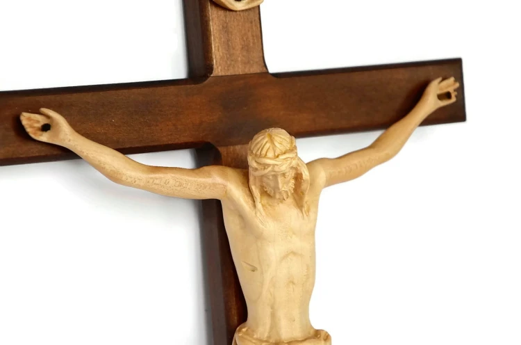 Krzyż drewniany z pięknym wizerunkiem Chrystusa