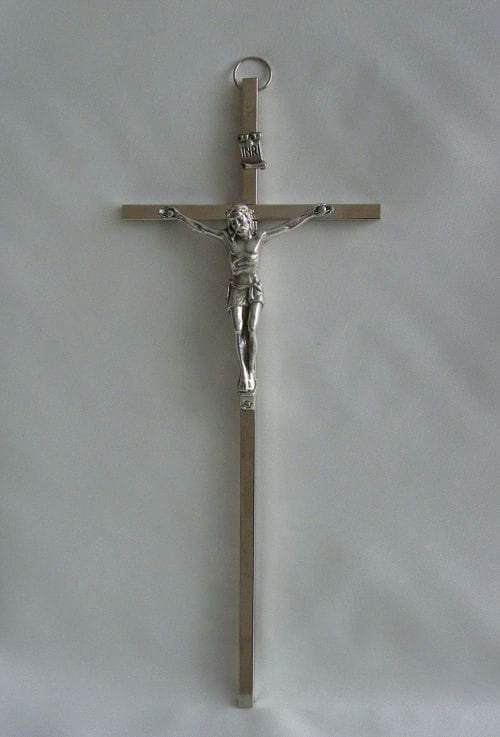 Krzyż metalowy w kolorze srebrnym