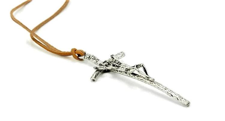 Metalowy krzyż papieski, srebrny