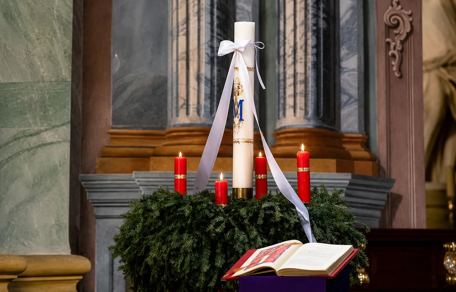 Świeca roratnia przy ołtarzu podczas Mszy roratniej
