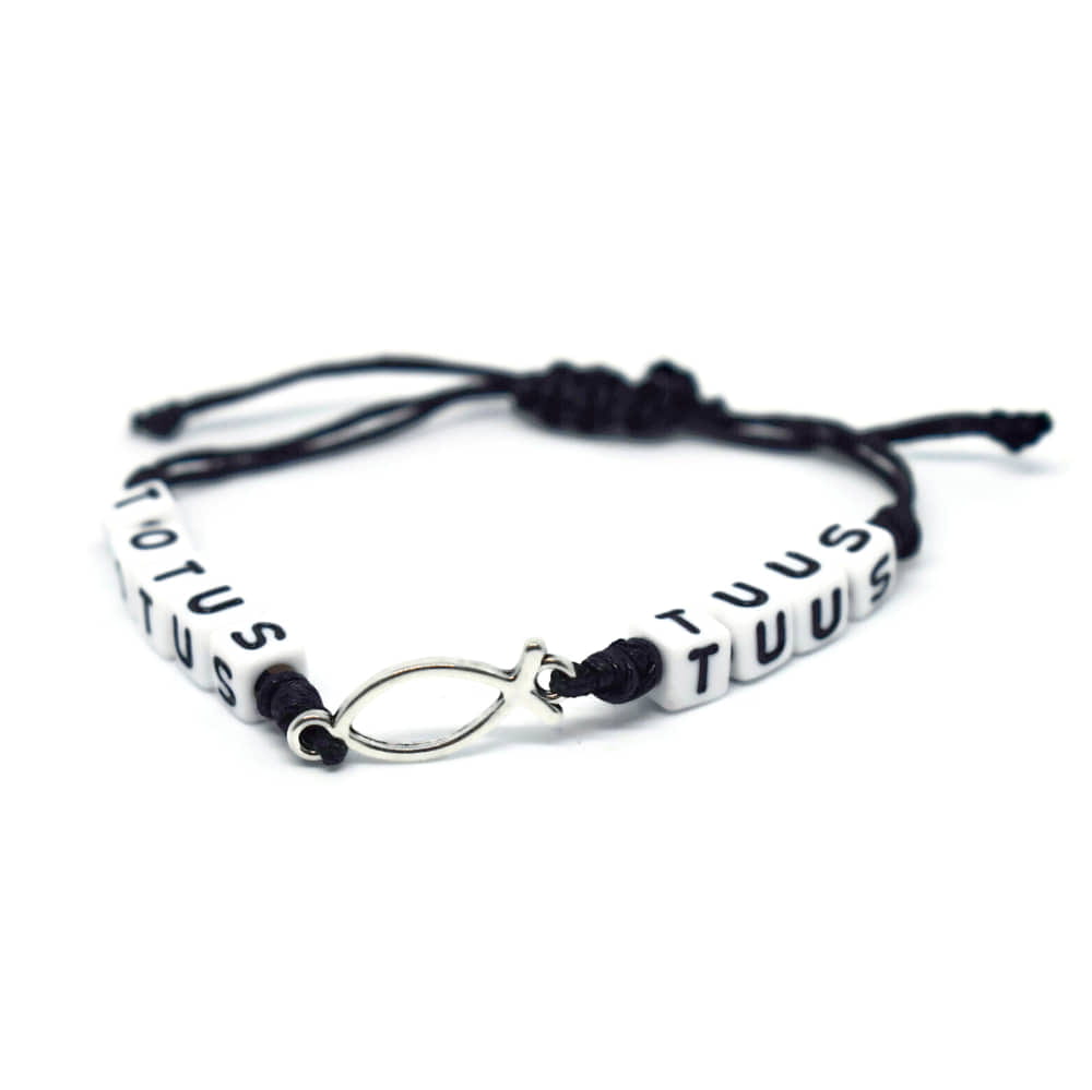Czarna bransoletka sznurkowa z rybką Totus Tuus..JPG