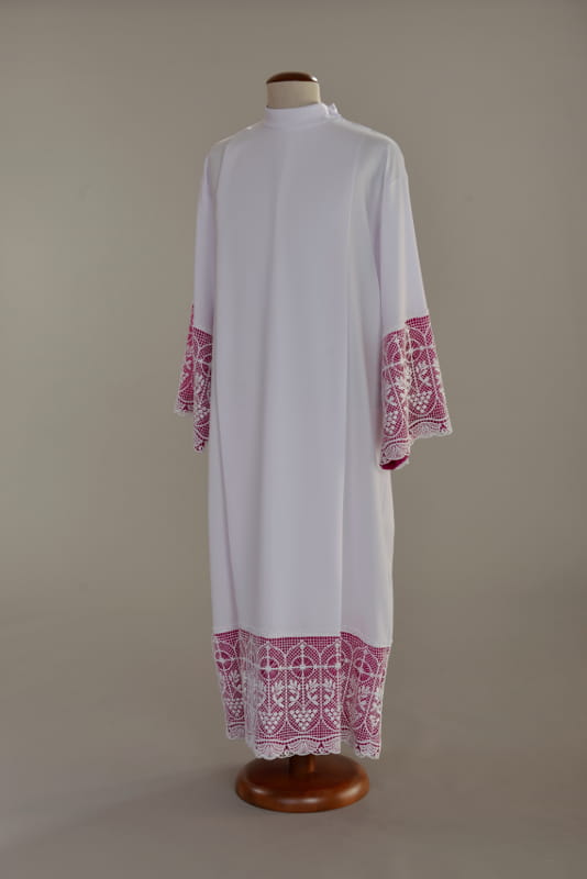 Alba kapłańska ecru z gipiurą i podbitką.