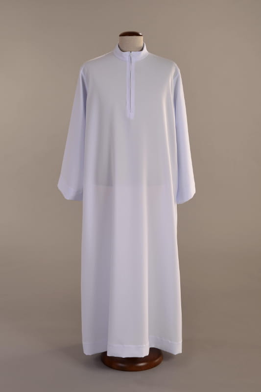 Alba kapłańska prosta, zapinana z przodu.