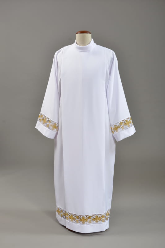 Alba kapłańska z ozdobną wstawką.
