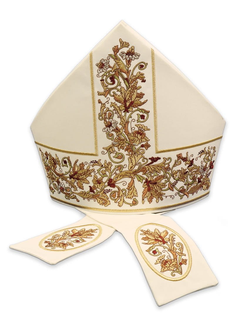 Mitra z bogatym haftem.