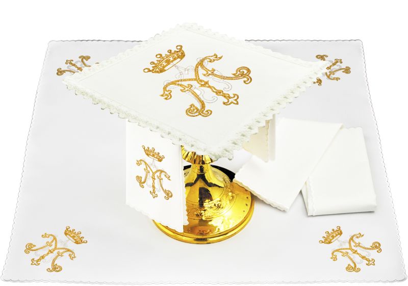 Biały lniany komplet kielichowy ze złotym monogramem Maryi i koroną