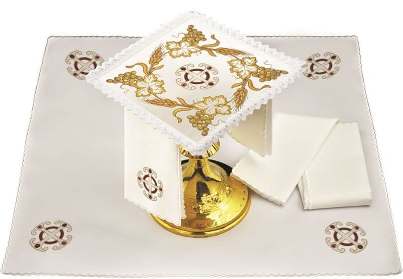 Chalice linen set with grape motif