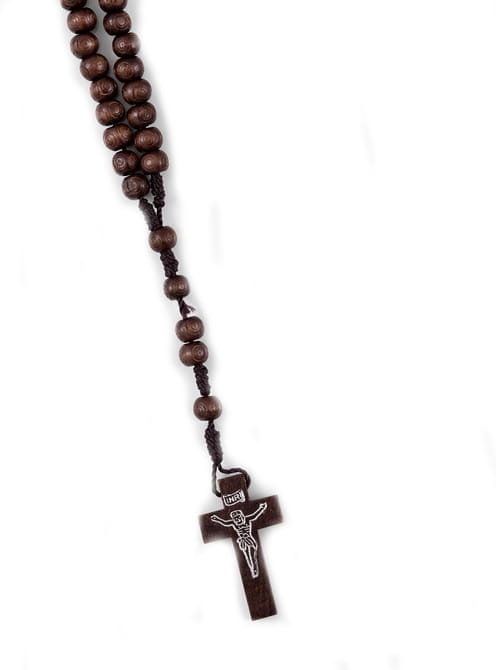 Różaniec z drewnianych koralików ze słojami.