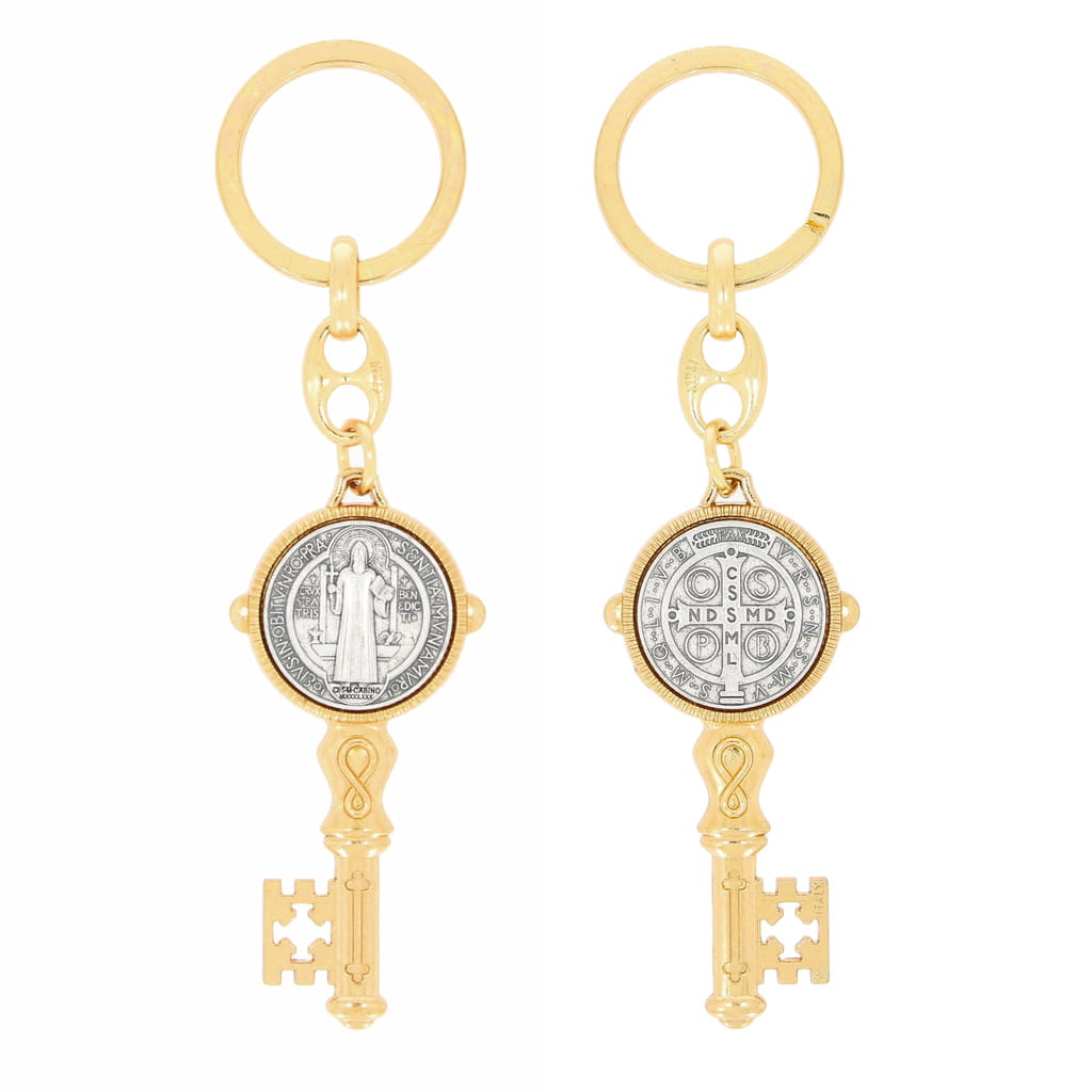 Pozłacany brelok w kształcie klucza z medalem św. Benedykta