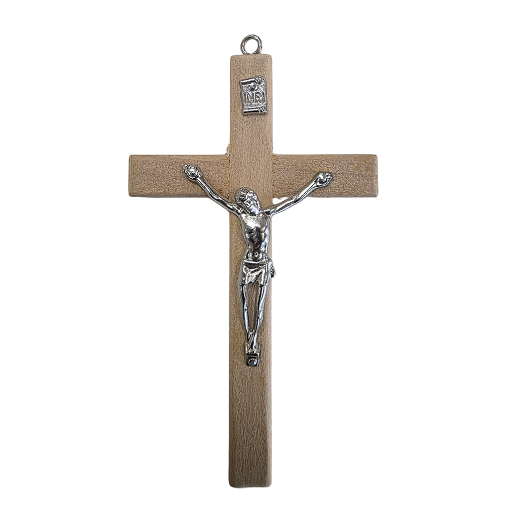 Tradycyjny krzyż drewniany wiszący o wysokości 12 cm z jasnego drewna bukowego ze srebrną pasyjką Jezusa i metalowym oczkiem do zawieszenia.
