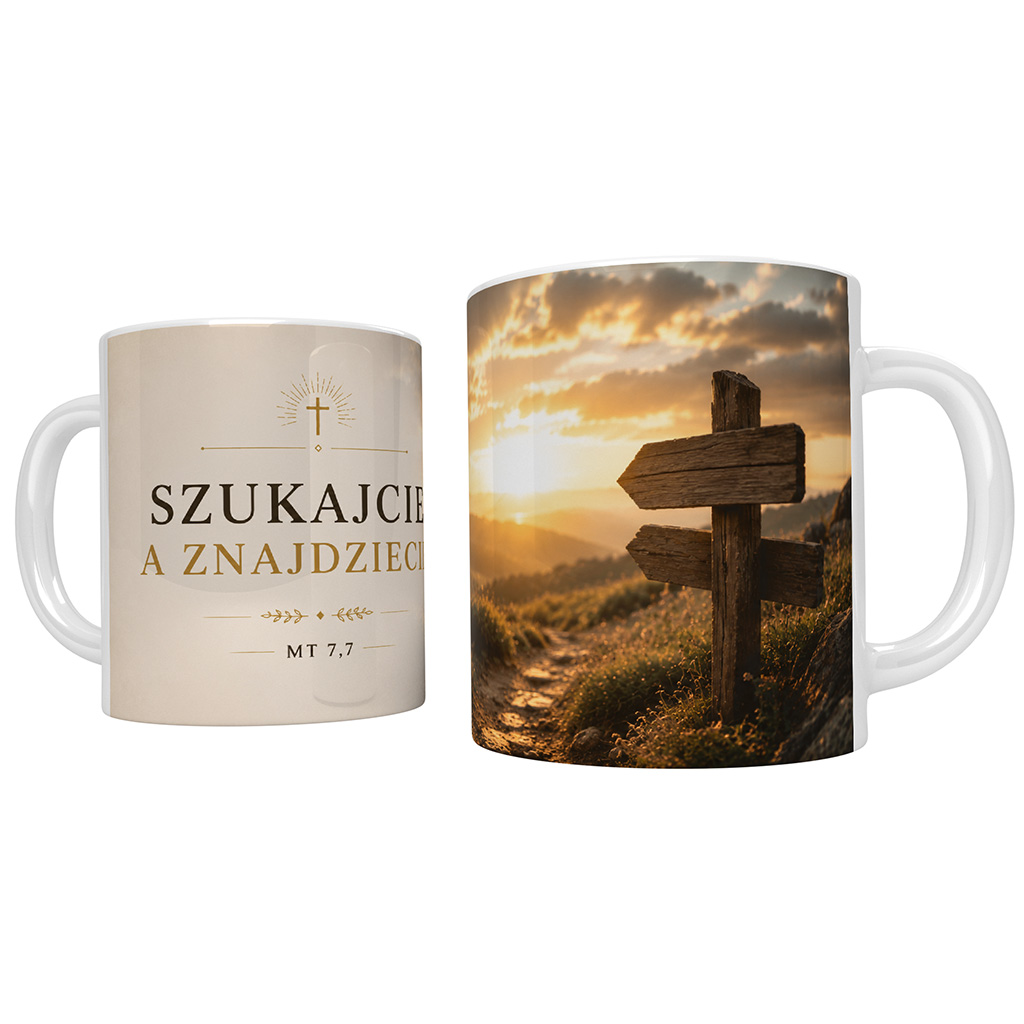 Kubek chrześcijański z cytatem z Ewangelii św. Mateusza „Szukajcie, a znajdziecie” (Mt 7,7) oraz grafiką drewnianego drogowskazu na górskiej ścieżce.