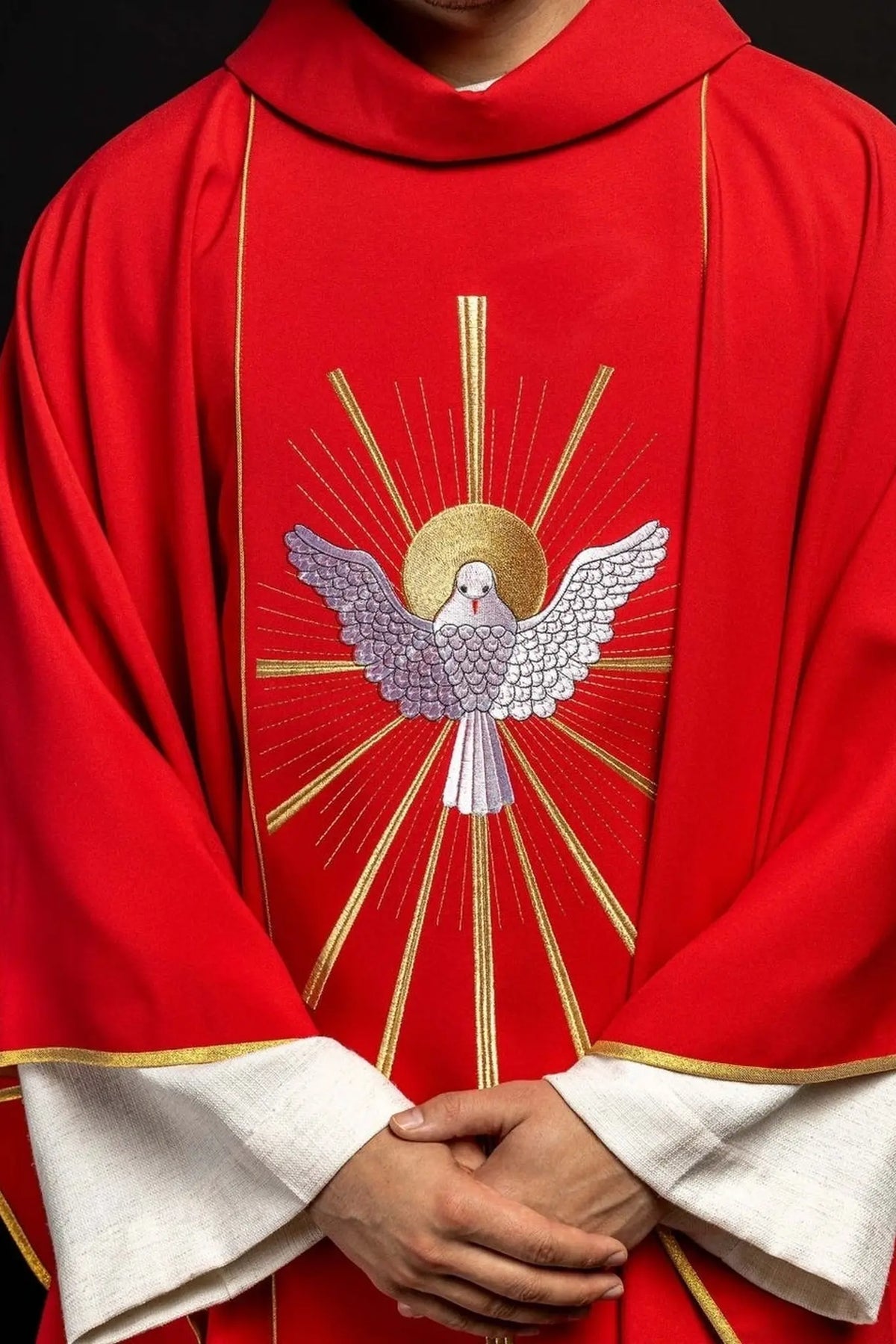 Czerwony ornat z haftowaną gołębicą Ducha Świętego