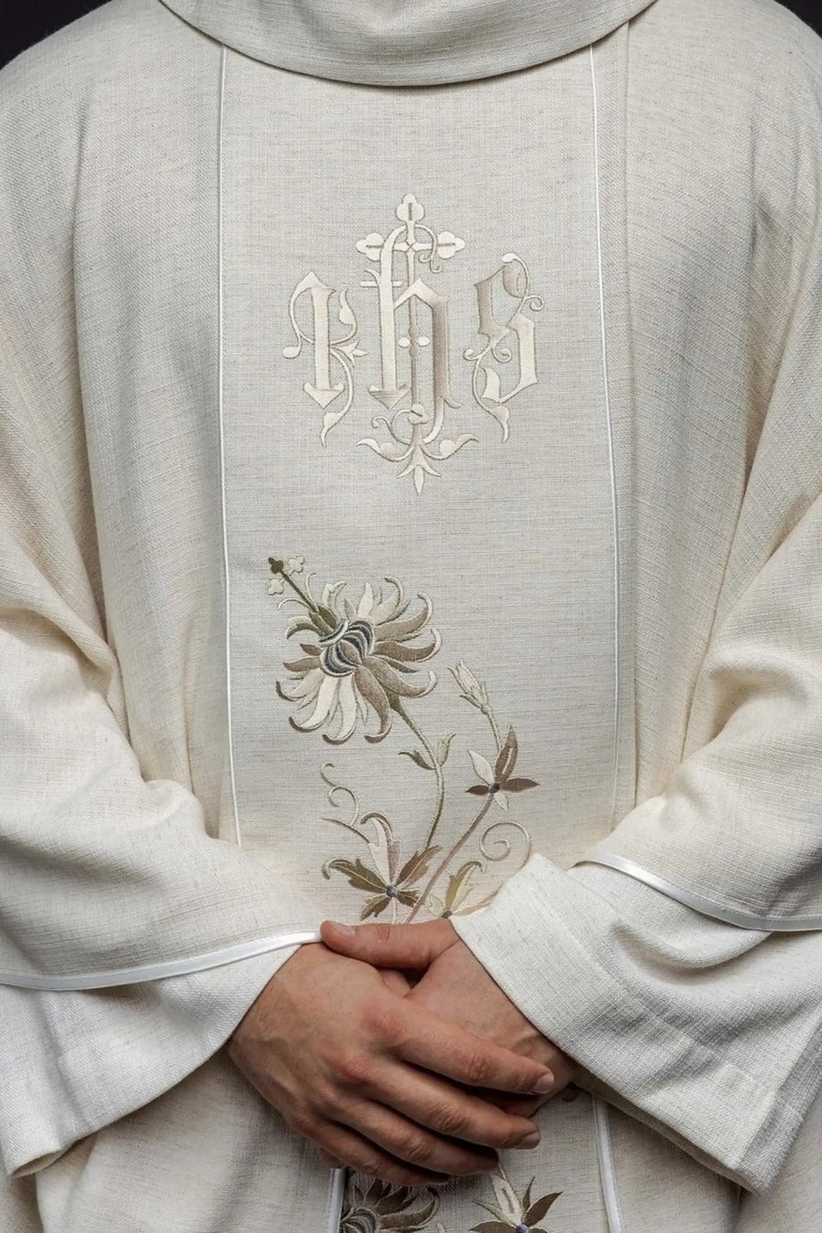Ornat ecru z monogramem IHS – przód