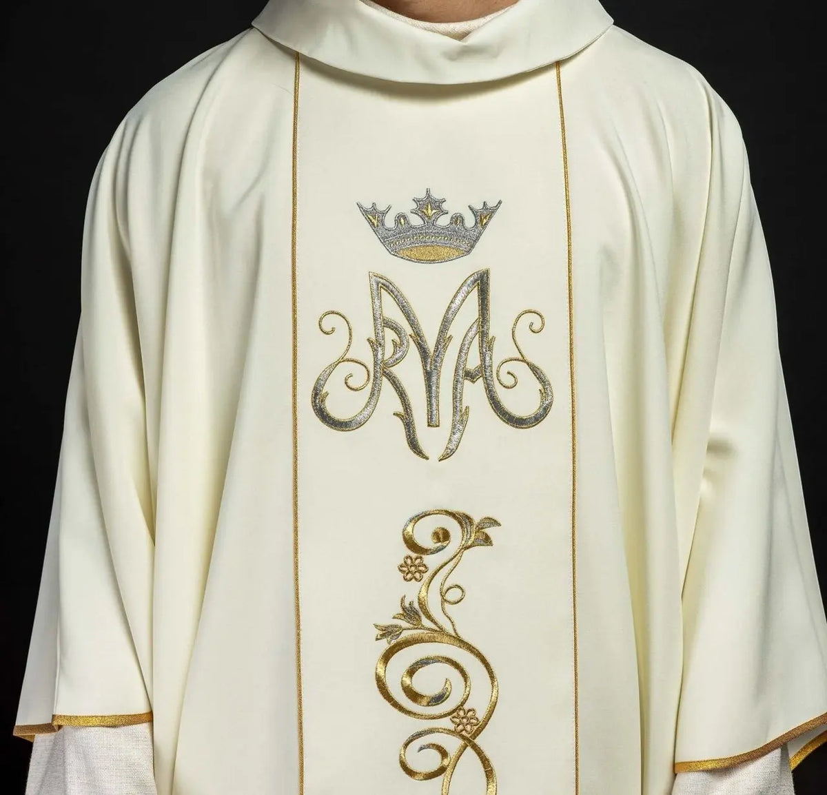 Ornat maryjny ecru z monogramem w koronie