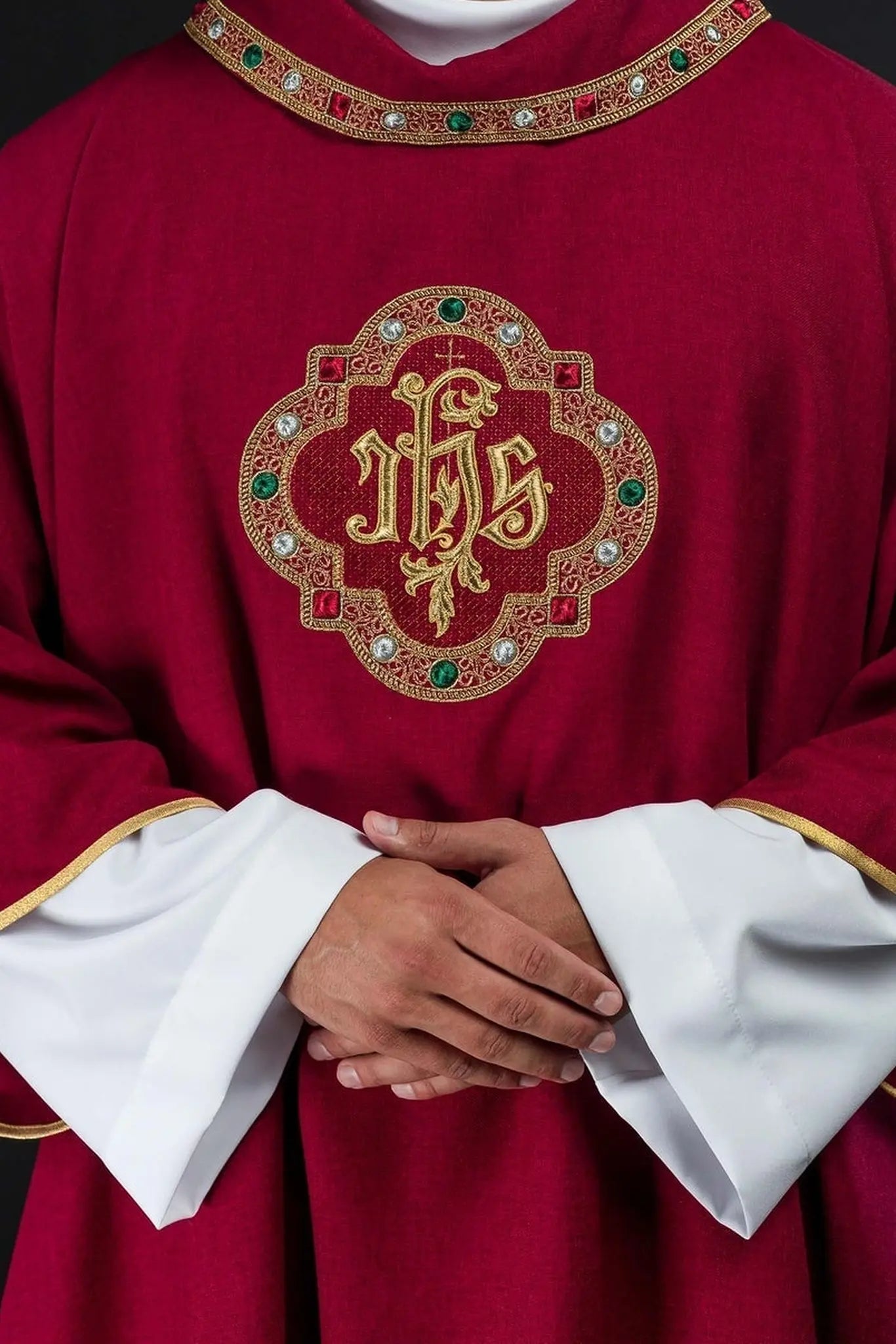 Czerwona dalmatyka liturgiczna IHS z kołnierzem golfowym – widok całości